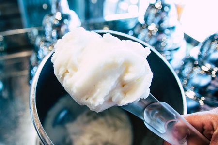 Helado artesano de limón elaborado con fruta fresca