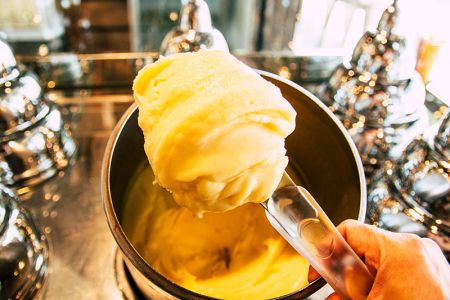 Helado artesano de mango elaborado con fruta fresca