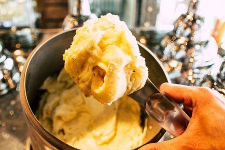 Helado artesano de piña con hierbabuena de fruta fresca